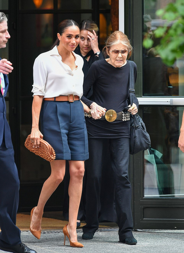 Лето в Нью-Йорке: Меган Маркл в шортах-бермудах и с клатчем из деревянных бусин на встрече с Глорией Стайнем
