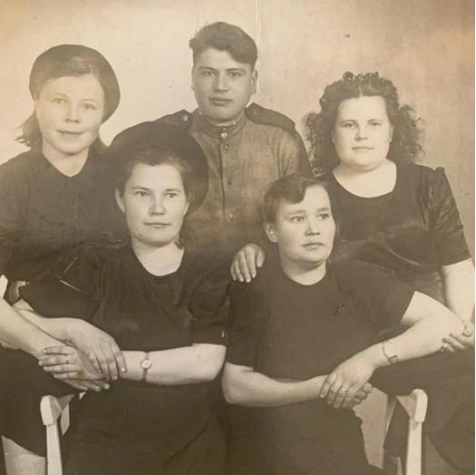 Апрель 1945-го, фронтовой госпиталь в Польше, г. Лодзь, Анфиса Камшилова (первый ряд, слева) | Источник: предоставлено Иваном Камшиловым