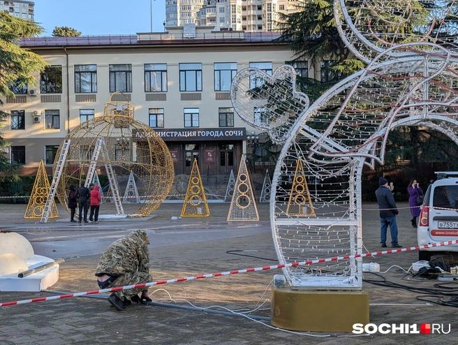 Площадь огорожена лентой. Тут еще монтируют гирлянды | Источник: Мария Штурм / SOCHI1.RU