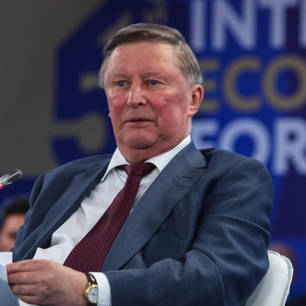 Вдова еле стоит на ногах, сын опустил глаза: семья Сергея Иванова у его гроба