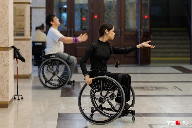 «Посадили на эту коляску, научили, как ей управлять. Было немножко тяжело, но потом я привыкла. И мне легче было», — объясняет Сабина | Источник: Ирина Шарова / 72.RU