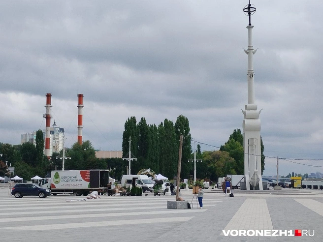 Одна часть фестиваля проходила на Адмиралтейской площади. Для уборки декораций туда прямо по плитке заехали грузовики. Но работа шла относительно быстро | Источник: Дмитрий Волгин / Voronezh1.ru