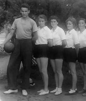 История одной фотографии: Ельцин тренирует волейболисток, 1952 год