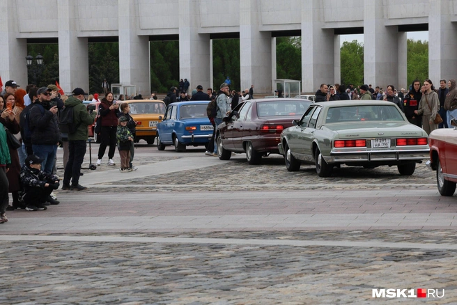 Парад исторических автомобилей у Парка Победы | Источник: Артем Устюжанин / MSK1.RU
