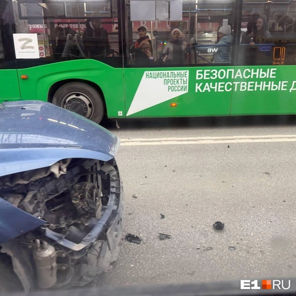 На Белинского «шашечник» устроил массовую аварию с автобусом. Видео момента | Источник: читатель E1.RU