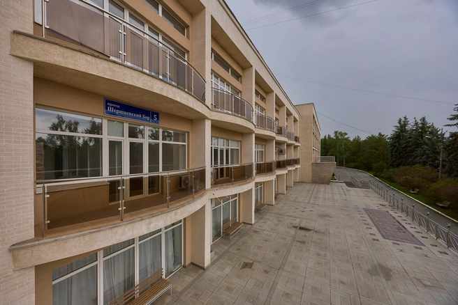 Из окон корпуса открываются виды на бор и водоем | Источник: Иван Карлышев
