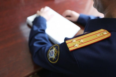 Избиение полицейского табуреткой: пьяный сахалинец не сумел залезть в машину