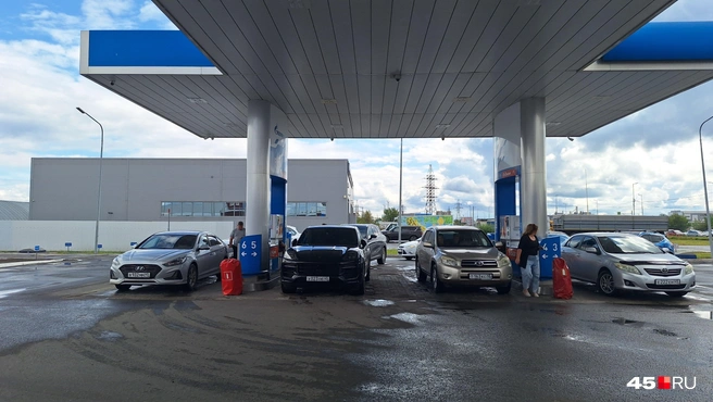 На «Газпроме» длинная очередь, пока весь бензин в наличии | Источник: Александр Лисихин / 45.RU 
