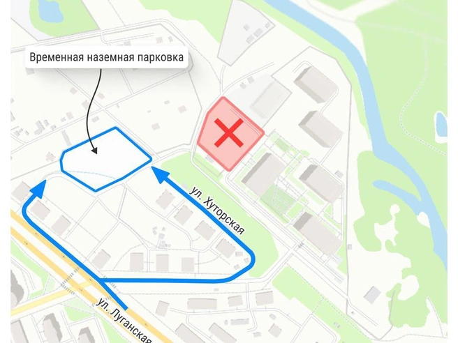 Въезд на временную парковку организован со стороны улицы Луганской. | Источник: Филипп Сапегин / E1.RU