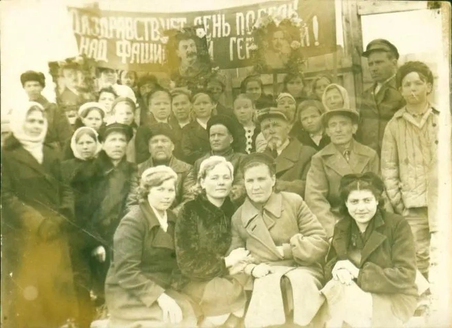 Это фото сделано 9 мая 1945 года в селе Березово Березовского района. На нем — коллектив рабочих и служащих промышленной артели имени Крупской во время митинга, посвященного Победе в Великой Отечественной войне | Источник: Архивный отдел администрации Березовского района, Архивная служба Югры / Vk.com