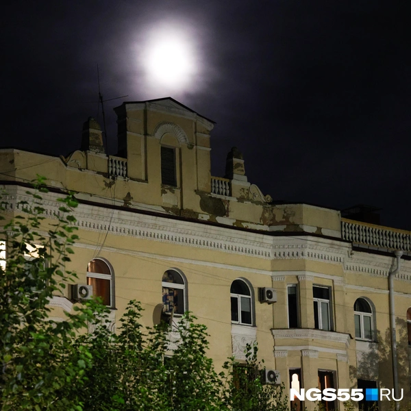 «Кровавая» луна поднялась над домами | Источник: Евгений Софийчук / NGS55.RU 
