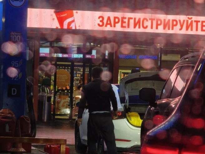 Автомобилисты негодуют: некоторые не только заправляются в канистры, но и проезжают без очереди | Источник: читатель E1.RU