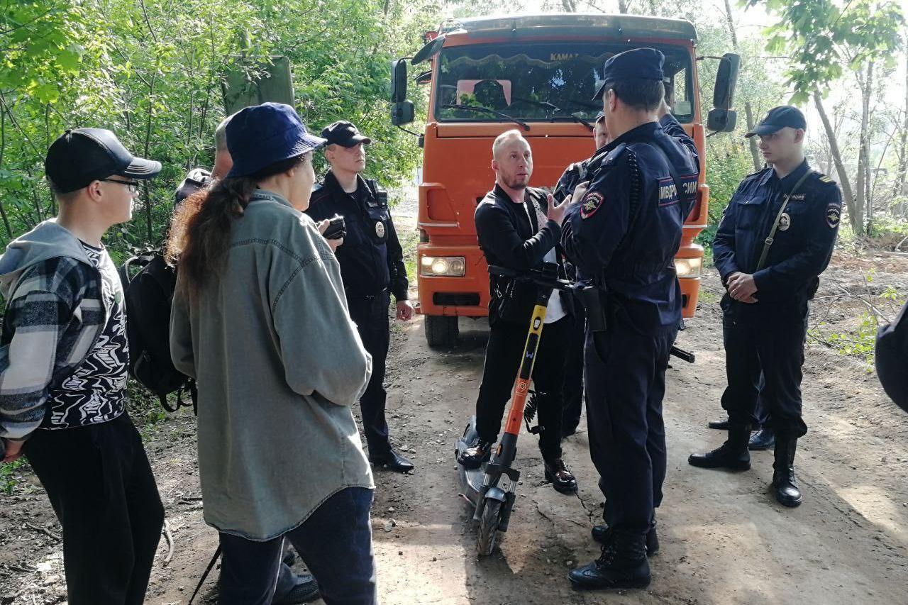 Полиция задержала четырех экоактивистов в Битцевском лесу, которые пытались  помешать тяжелой технике, депутат Московской городской Думы Сергей Митрохин  рассказал, как защитники пытаются сохранить Битцевский лес - 2 июня 2023 -  МСК1.ру