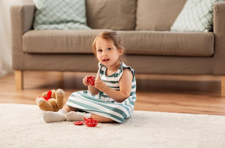 «Моя дочь ест стекло, обои и мебель»: 3-летняя девочка страдает от редкого расстройства пищевого поведения