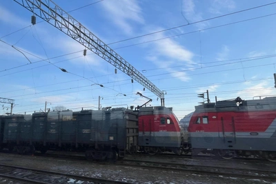 Teenager Falls Under Commuter Train in Leningrad Region