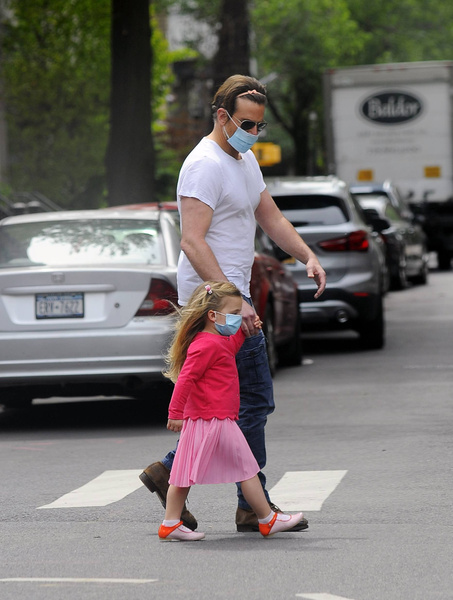Ради 3-летней дочки Брэдли Купер вышел на улицу с розовым ободком на голове
