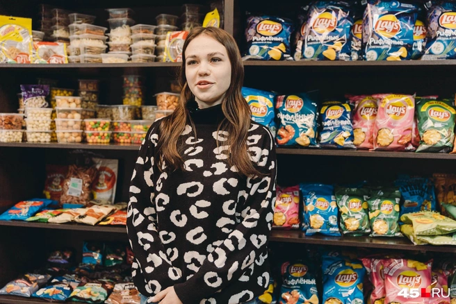 Екатерина работает в местном магазине. И говорит, что минусов в жизни в селе нет. Даже клуб здесь есть, в него приезжают со всех поселений округа | Источник: Ирина Шарова / 45.RU 