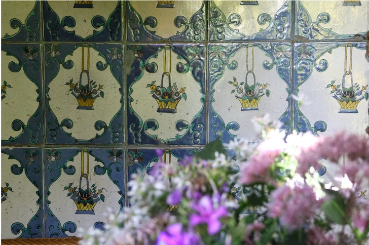 Ей попадаются два фото: заросший сад и печь с изразцами | Источник: Екатерина Кикина