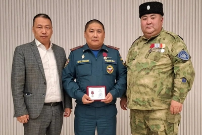 Спасатель из Калмыкии награждён медалью «За помощь фронту»