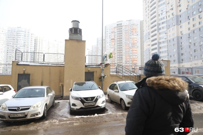Фото Мирона висит около стихийного мемориала | Источник: Роман Данилкин / 63.RU