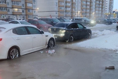 Воронежский ЖК «Спутник» затопило в мороз, машины вмерзают