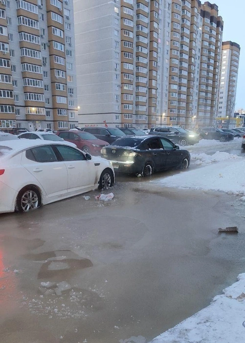 «Ждите до устранения!» Воронежский ЖК в мороз затопило из-за коммунальной аварии, машины вмерзают в лужи | Источник: «Мой и твой Воронеж» / t.me/mtv36