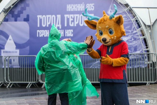 Люди вооружились дождевиками и пришли на праздник | Источник: Наталья Бурухина / NN.RU