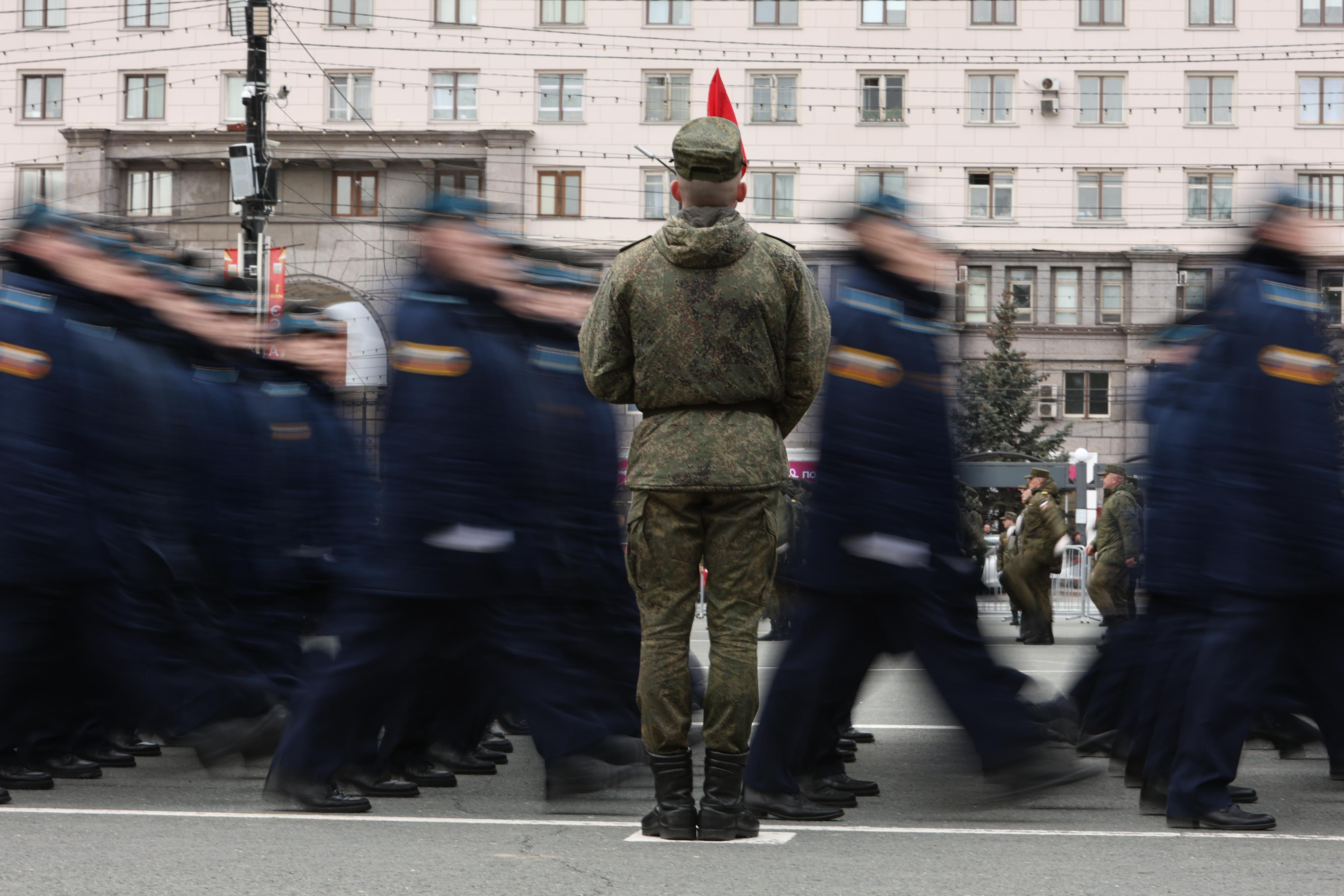 По центру Челябинска прошли военные. Смотрим репетицию парада к 9 Мая 
