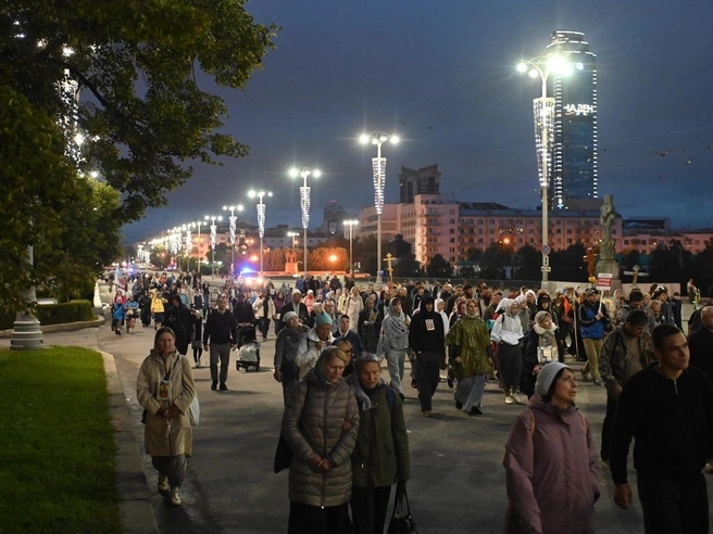 Колонна проследовала по главному проспекту | Источник: Дмитрий Емельянов / E1.RU 