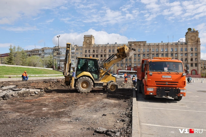 Пока работает техника, люди отдыхают | Источник: Алексей Волхонский / V1.RU