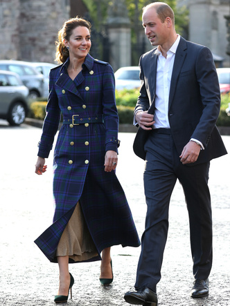 Клетка, джинсы и костюмы: все наряды герцогини Кейт в туре по Шотландии