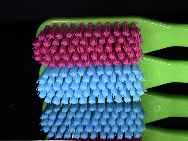 Зубные щетки различаются по жесткости: мягкие, ультрамягкие, средней жесткости и жесткие. Чем больше щетинок, тем мягче щетка. | Источник: Татьяна Августова