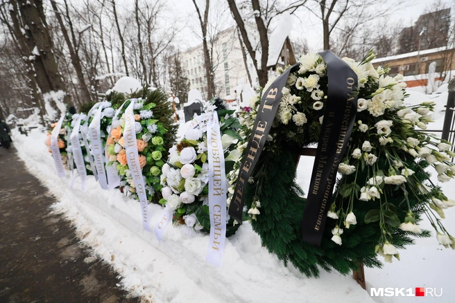 Близкие и поклонники принесли множество венков в память о Жильцовой | Источник: Артем Устюжанин / MSK1.RU