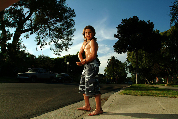 Ричард Сандрак, аномально сильный мальчик в возрасте 12 лет. Многие считали, что у него мутация, блокирующая миостатин. Однако оказалось, отец просто безбожно заставлял его тренироваться.