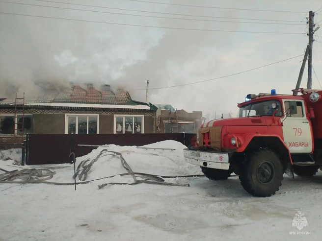 Ликвидировать возгорание приезжали 12 пожарных | Источник: пресс-служба МЧС по Алтайскому краю