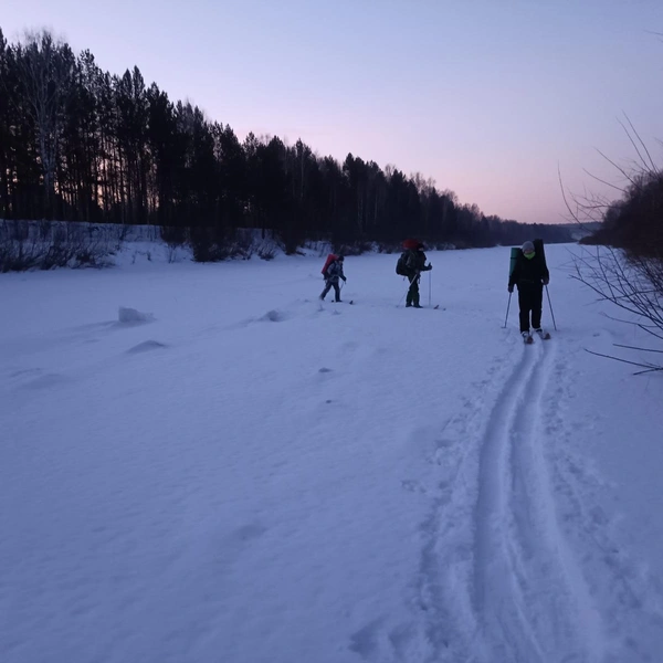 А вот по Ине лучше гулять в более взрослой компании, ни в коем случае не в одиночку и очень внимательно. Да и вообще, перед любой такой прогулкой стоит заранее освежить в памяти правила безопасного поведения льду | Источник: Денис Раннев