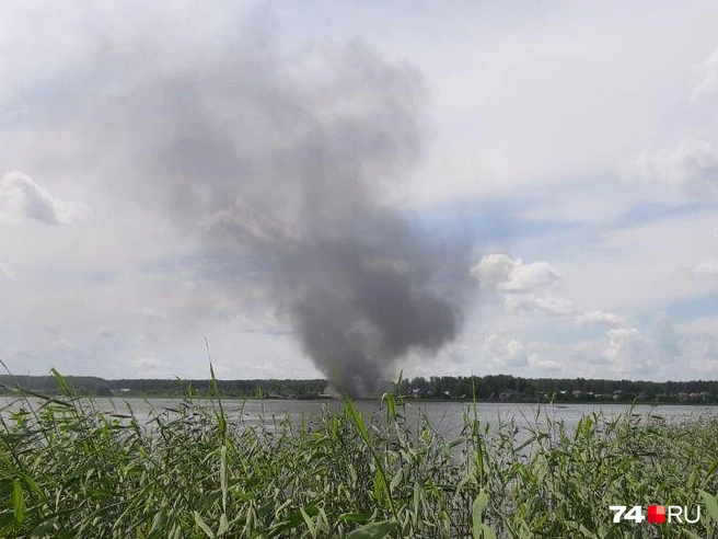 Дым от крупного пожара был виден издалека | Источник: читатель 74.RU