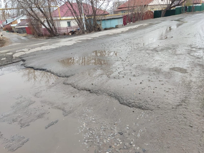 Заасфальтированный в 2024 году небольшой участок дороги закончился перед большой ямой | Источник: читатель НГС