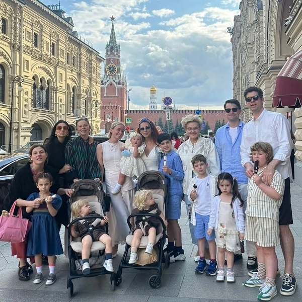 Знаменитости дружат семьями