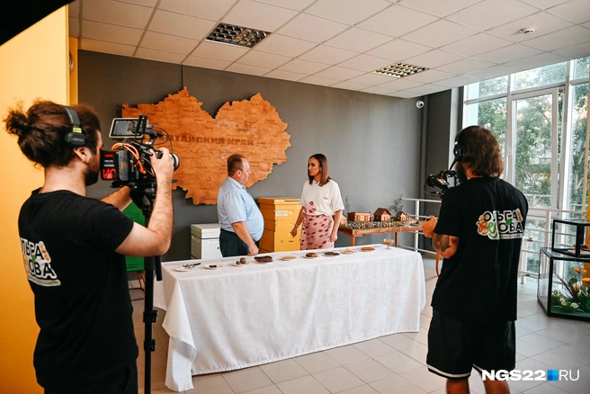 В ходе шоу Ольга узнала и о различных продуктах пчеловодства | Источник: Ирина Пергаева