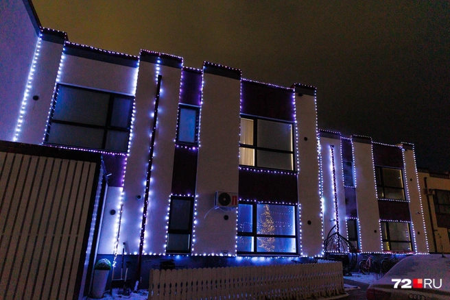 Полностью украшенные таунхаусы. Вечерами здесь особый и очень нарядный мир | Источник: Ирина Шарова / 72.RU