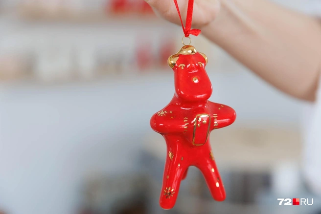 Раньше зажиточными тюменцами считались купцы, а сейчас&nbsp;— программисты. В руках у него всегда современный смартфон, а в голове постоянно кружатся всякие умные мысли | Источник: Ирина Шарова / 72.RU 