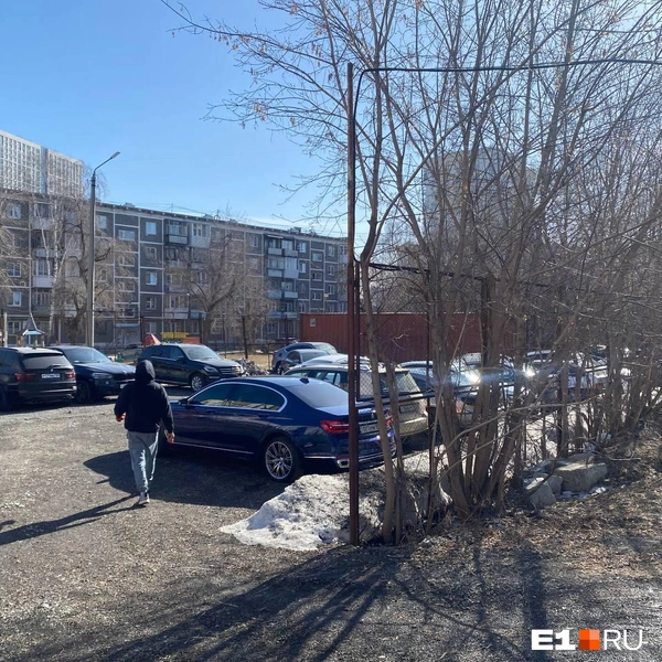 Теперь в стоянку превратилось футбольное поле | Источник: читатель E1.RU
