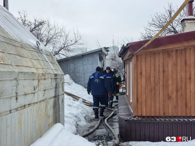 Кроме пожарных, к месту пожара приехали и сотрудники ССК | Источник: Роман Данилкин / 63.RU