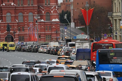 «На мосту стоим, все черное»: в центре Москвы перекрыли улицы