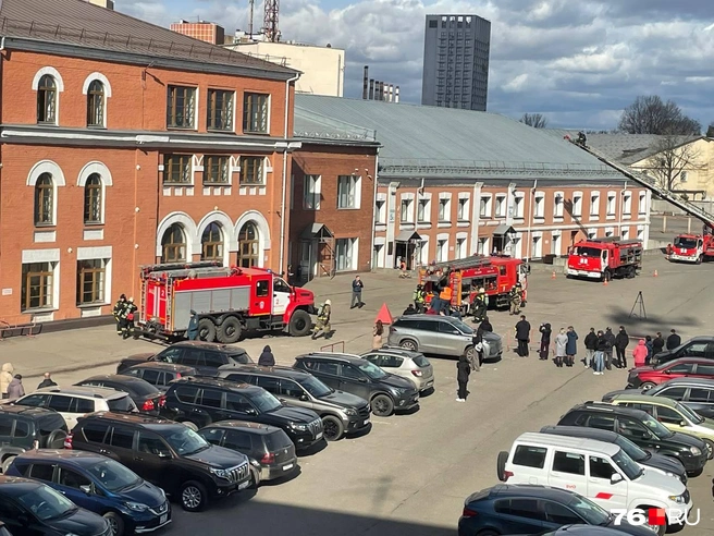 Спасатели подъехали к одному из корпусов | Источник: Кирилл Поверинов / 76.RU
