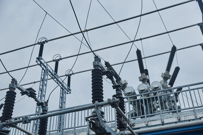 По оценкам международных экспертов, к 2035 году ЦОД с ИИ-нагрузкой могут достичь уровня потребления около 1600 ТВт·ч, что составит приблизительно 4,4% мирового потребления электроэнергии | 142.ru