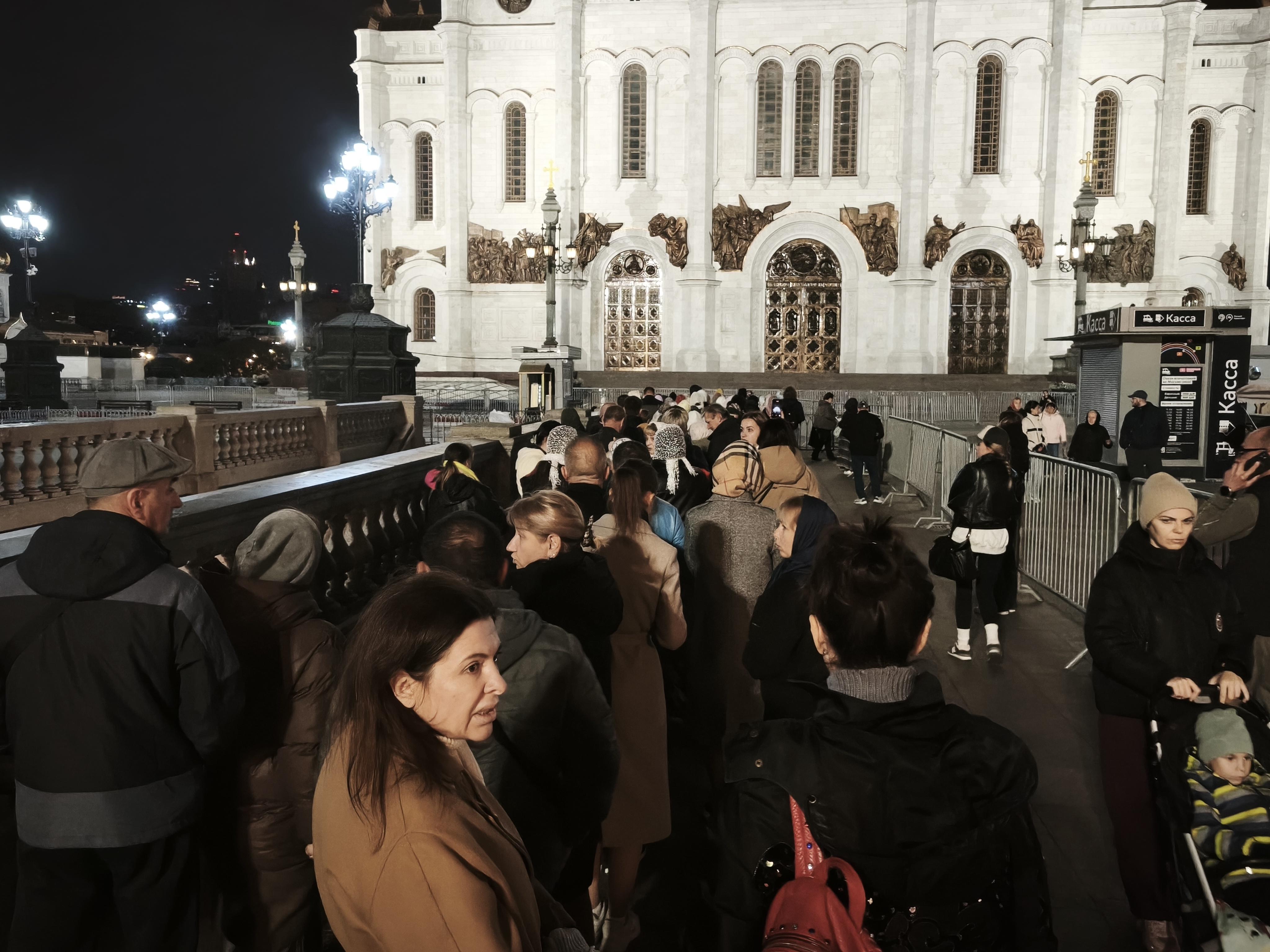 «Даст Бог, попадем в храм». Как в Москве под покровом ночи собираются люди со всей России, чтобы по…