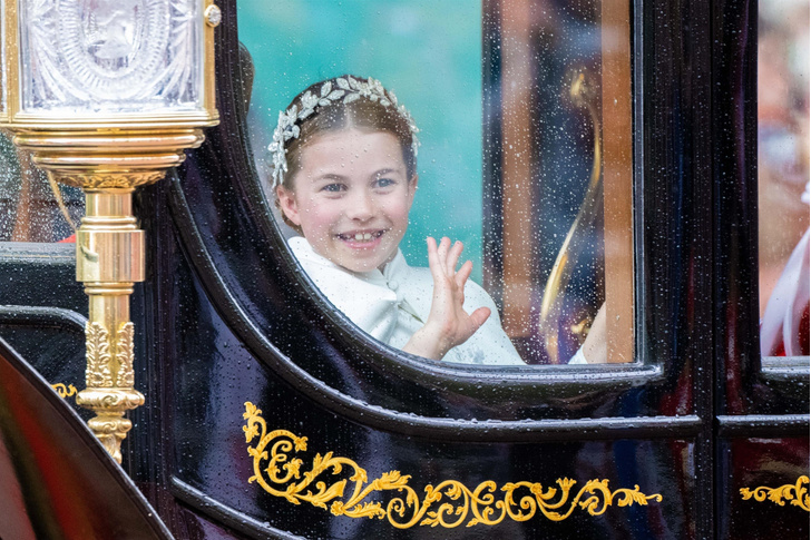 Маленькая сердцеедка: как принцесса Шарлотта становится копией Кейт Миддлтон — эти милые фото с коронации вас растрогают