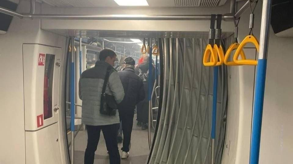 Вагон московского метро сошел с рельсов прямо в тоннеле — всё вокруг в дыму. Кадры